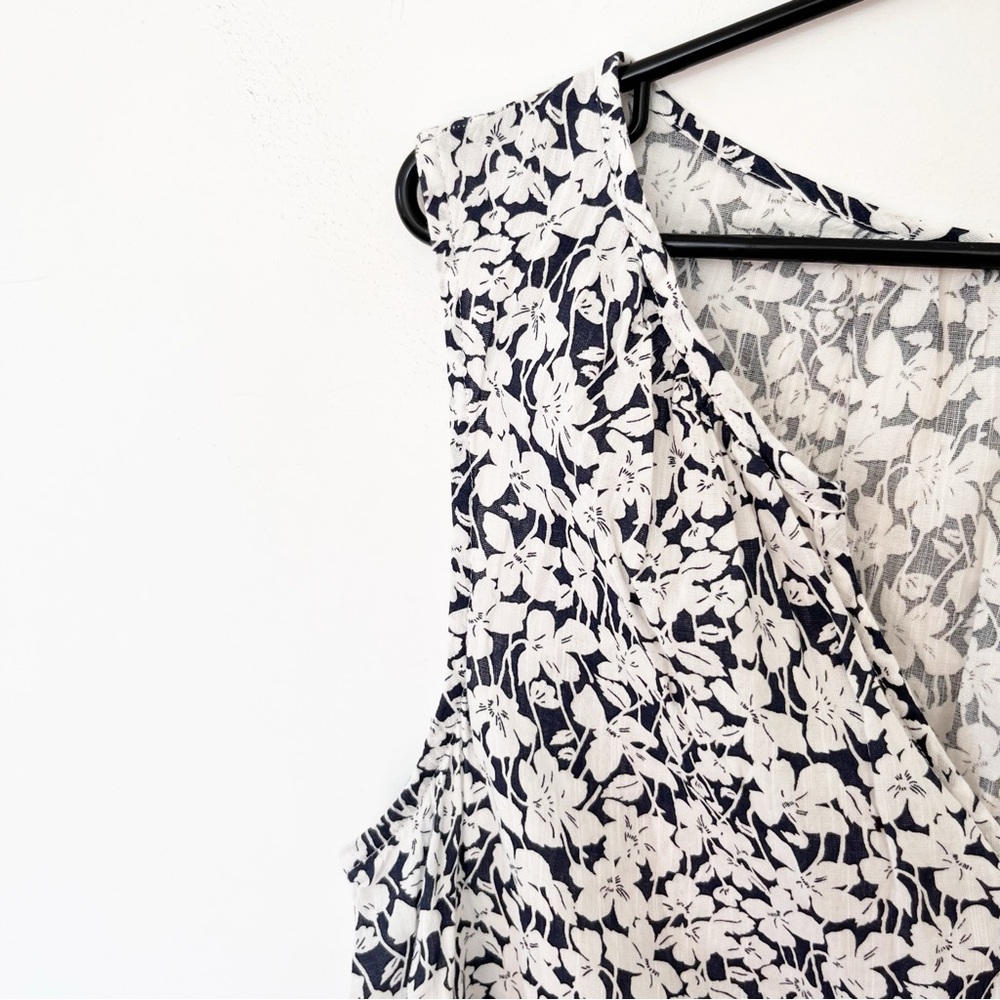 GAP Navy White Floral Sleeveless‎ Split Neck Blouse M - Picture 4 of 8